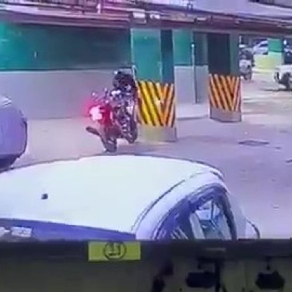 ग्रेटर नोएडा में 4.5 लाख की बाइक चोरी:हेलमेट पहनकर आया चोर, लॉक तोड़कर ले गया; CCTV में कैद