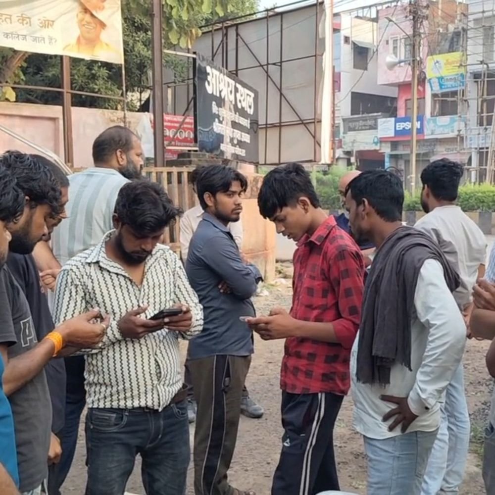 एटा में अज्ञात वाहन ने तीन किशोरों को रौंदा:श्राद्ध में शामिल होने आ रहे थे, दो की मौके पर मौत; तीसरे ने मेडिकल कॉलेज में तोड़ा दम