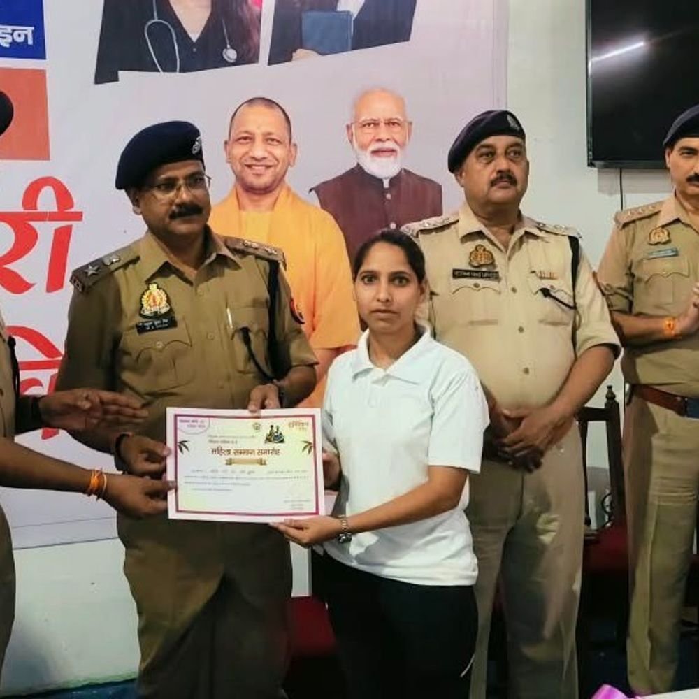हापुड़ में महिलाओं-बालिकाओं को मिला सम्मान:पुलिस अधीक्षक ने सशक्तिकरण के प्रयासों के लिए दिए प्रशस्ति पत्र
