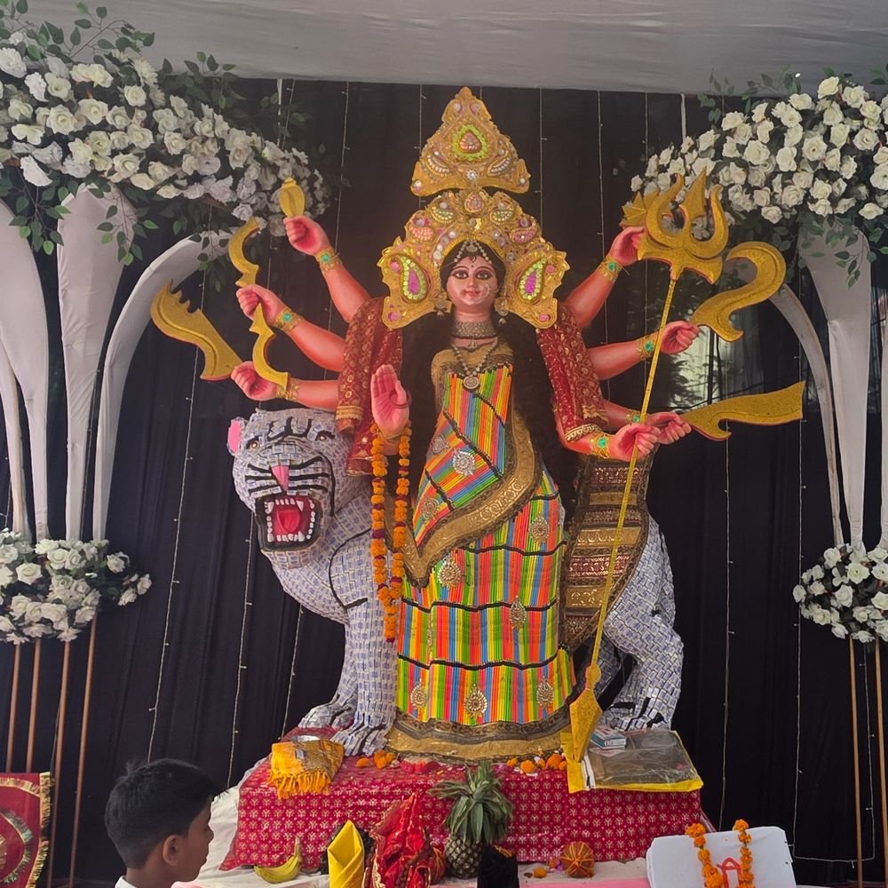 गोंडा में रबड़-पेंसिल से बनी मां दुर्गा की प्रतिमा:1 लाख रुपए आई लागत, 27 साल से चली आ रही परंपरा