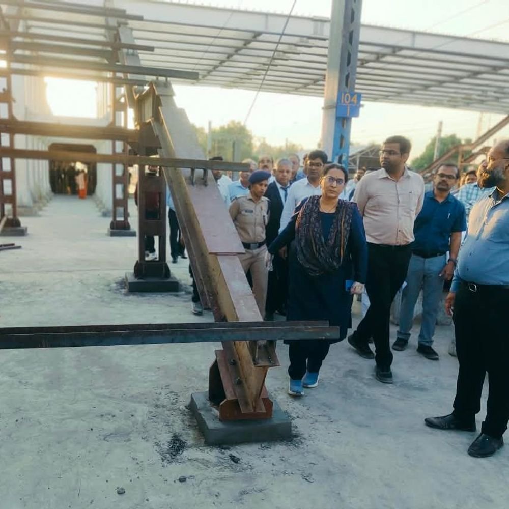 हापुड़ में खुले तार और अधूरे काम देख डीआरएम नाराज:सफाई पर जताया असंतोष, प्रवेश-निकास के रास्ते अलग करने को कहा
