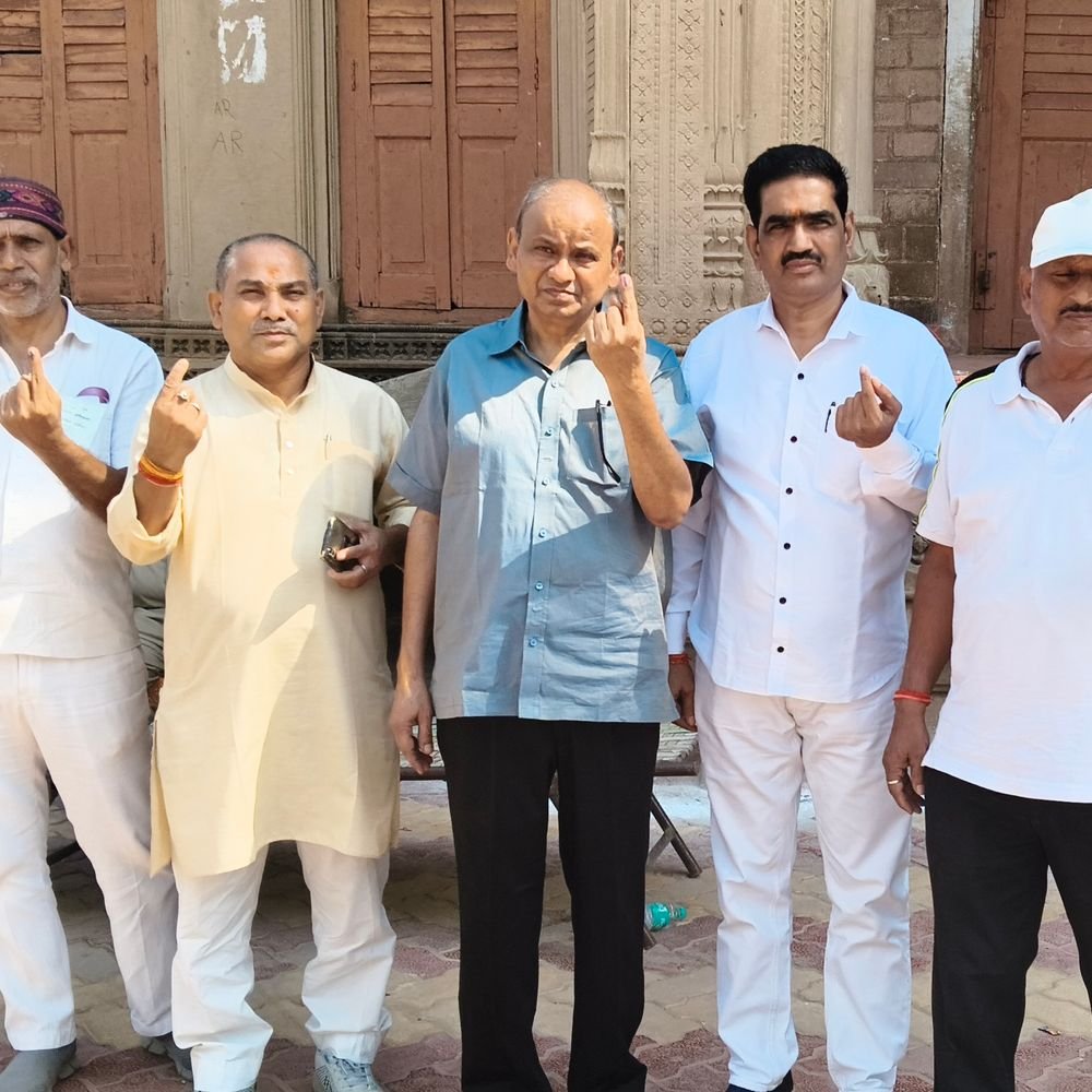 मिर्जापुर में शिक्षक के 71.70%, स्नातक के 42.93% वोट पड़े:डीएम पवन कुमार गंगवार ने कई बूथों का निरीक्षण किया