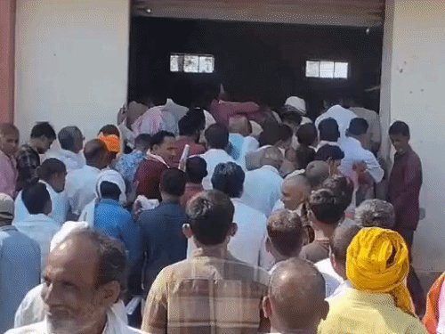 डीएपी खाद के लिए किसानों का हंगामा:जालौन में सूची से बांटने की मांग, बोले- जब सहमति से क्रम तय तो धूप में क्यों लगाएं लाइन