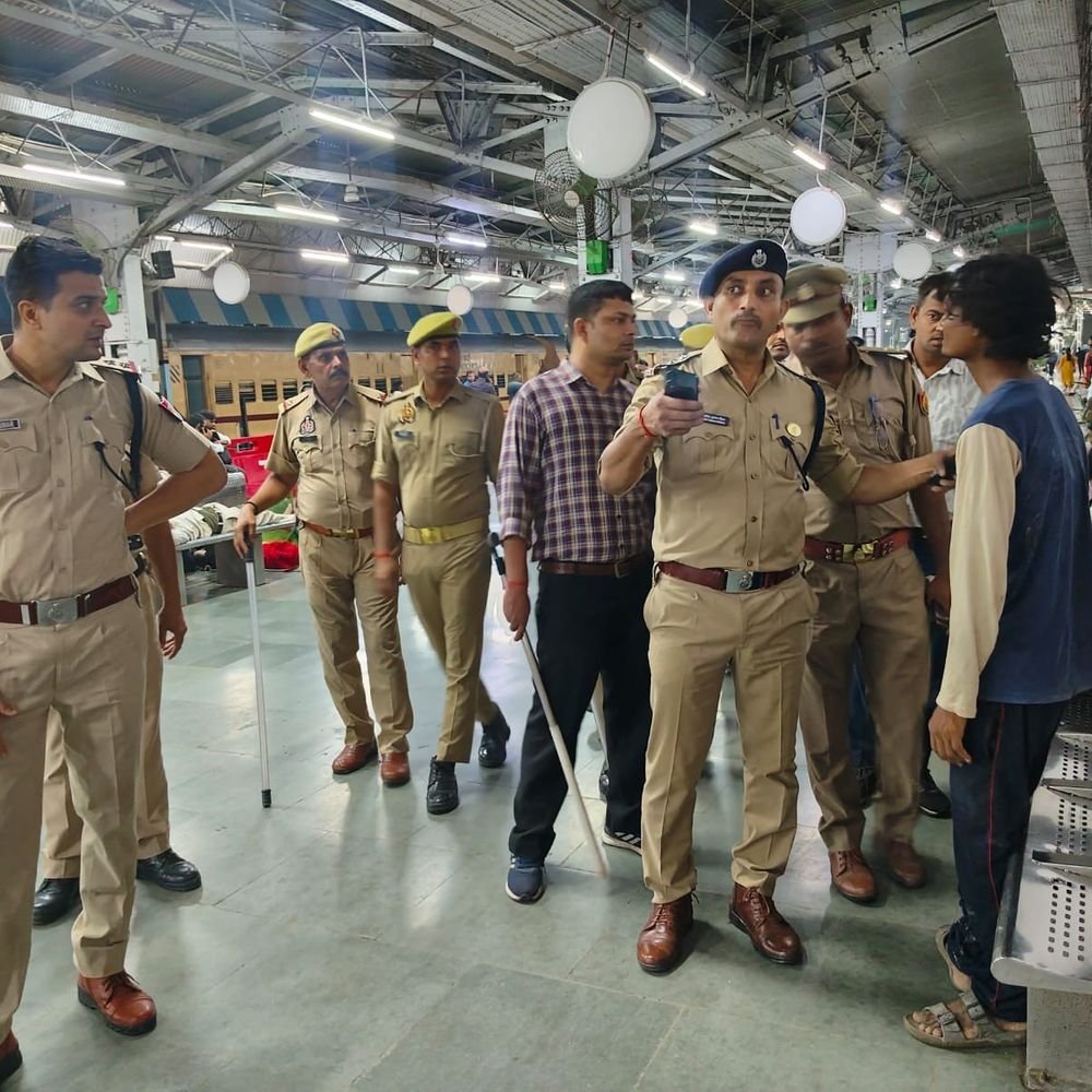 'ऑपरेशन नन्हे फरिश्ते' से RPF ने 706 बच्चों को बचाया:उत्तर मध्य रेलवे के तीनों मंडलों में प्रयागराज में सबसे ज्यादा 450 बच्चे मिले।