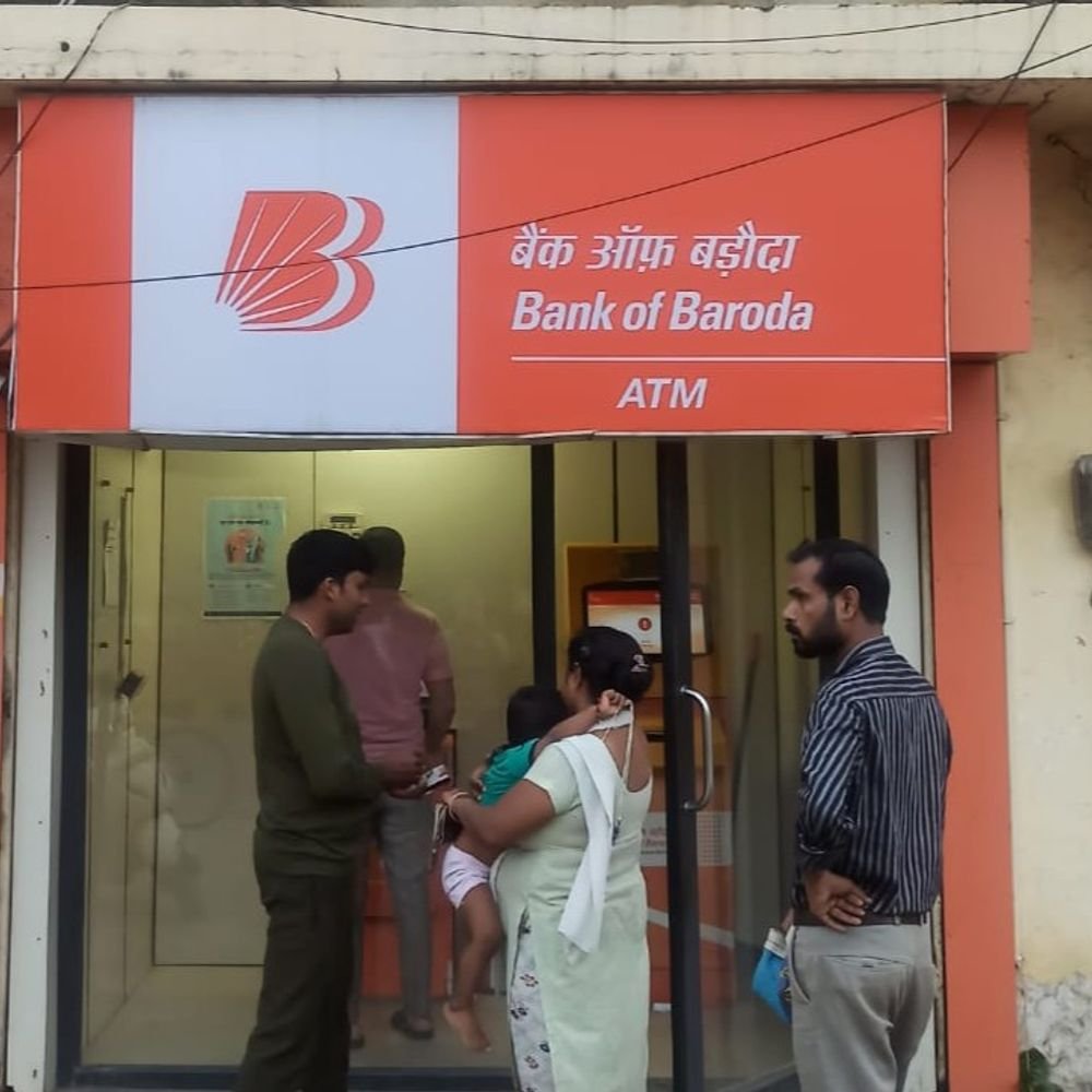 बैंक ऑफ बड़ौदा के ATM में दो लोगों से ठगी:पेमेट निकालने की कोशिश पर आवाज आई- मशीन खराब है; अकाउंट से पैसा कटा