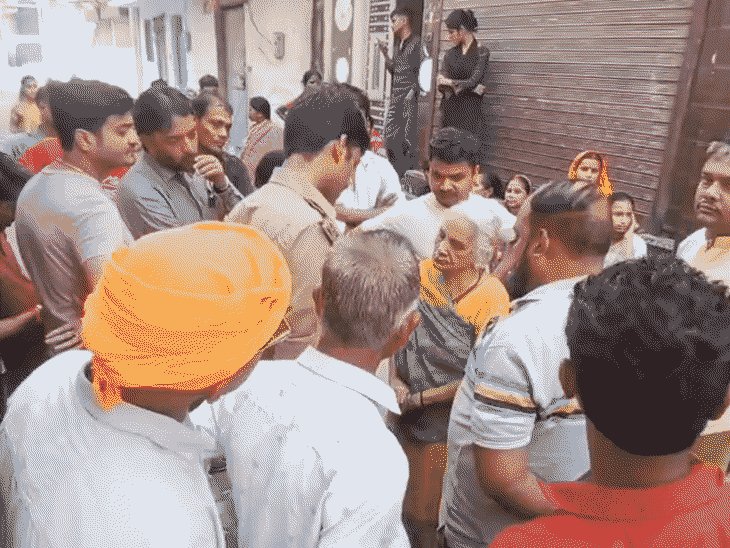 गोरखपुर में घर के अंदर मिली खून से सनी लाश:बुजुर्ग दादी बोलीं- बेटियों ने हत्या कर दी, दो दिन पहले आई थी