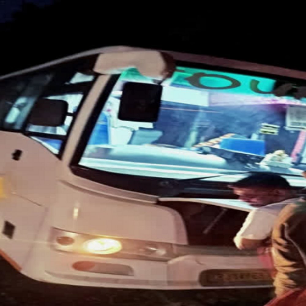 ‘आश्रम 4’ की शूटिंग टीम की बस के ब्रेक फेल:ऋषिकेश-चंबा मार्ग पर ताछिला-बेमर के पास हुआ हादसा, बस में सवार करीब 20 लोग सुरक्षित