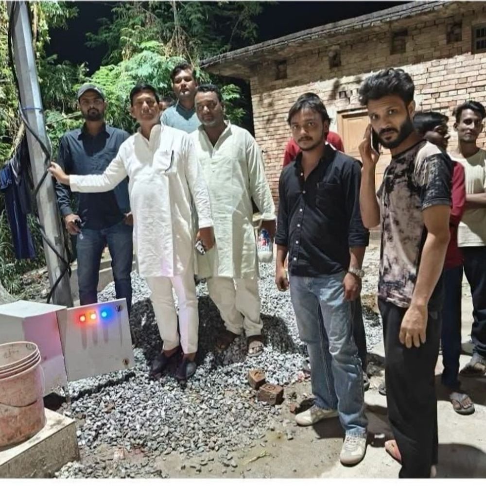 नगर पंचायत में स्ट्रीट लाइट पोल का शुभारंभ:दो वार्डों में 102 स्ट्रीट लाइट पोल लगाने का काम शुरू