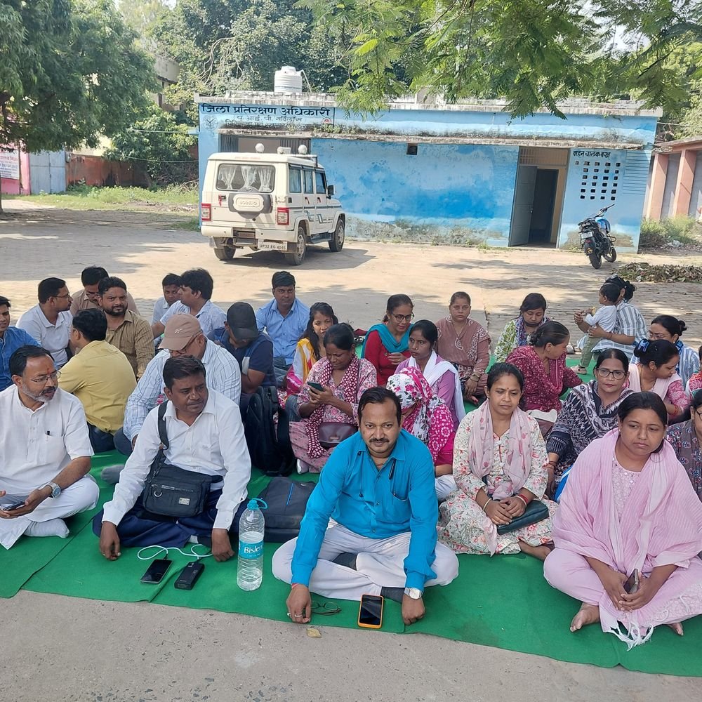 एनएचएम कर्मचारियों को लखनऊ जाने से रोका:सीएमओ कार्यालय पर धरना दिया; हड़ताल में शामिल होने जा रहे थे