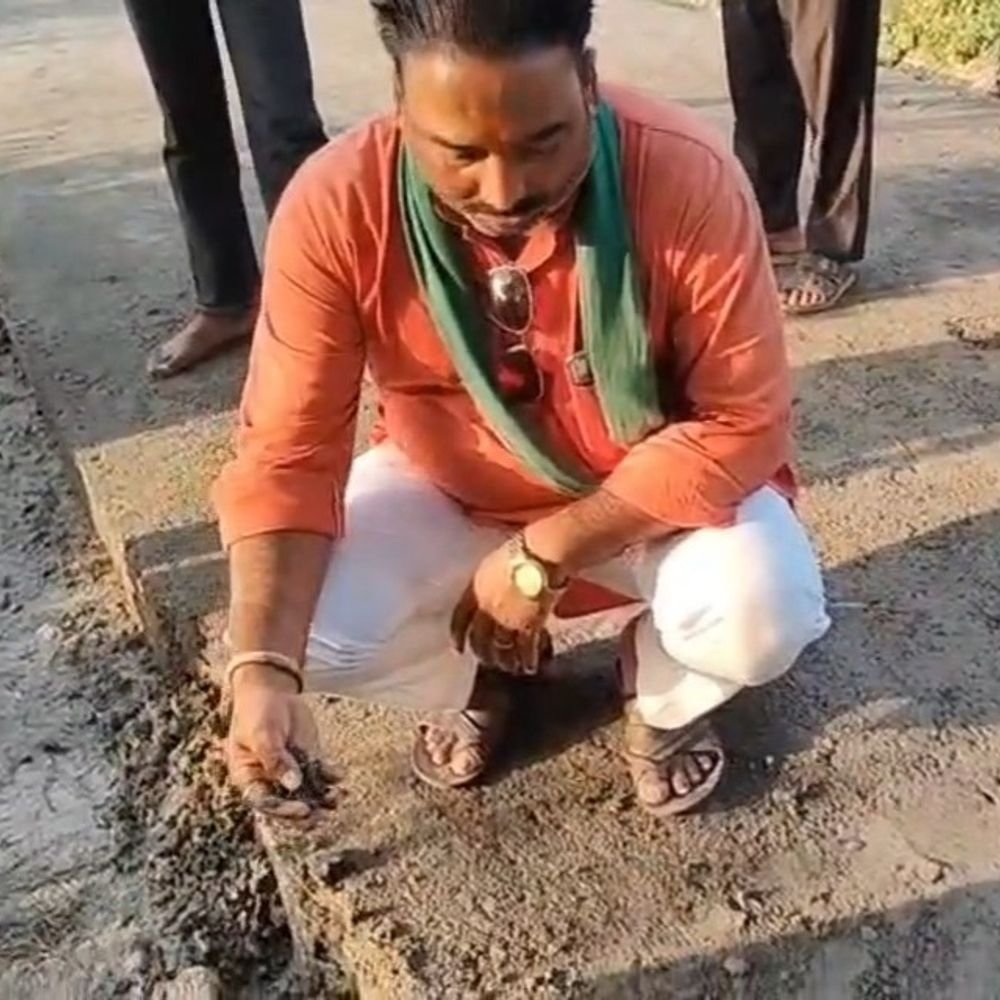 महोबा में 9 लाख की सीसी रोड बनते ही फटी:ठेकेदार ने जेई के मना करने पर भी घटिया डस्ट से बनाई सड़क, ग्रामीणों को दी धमकी