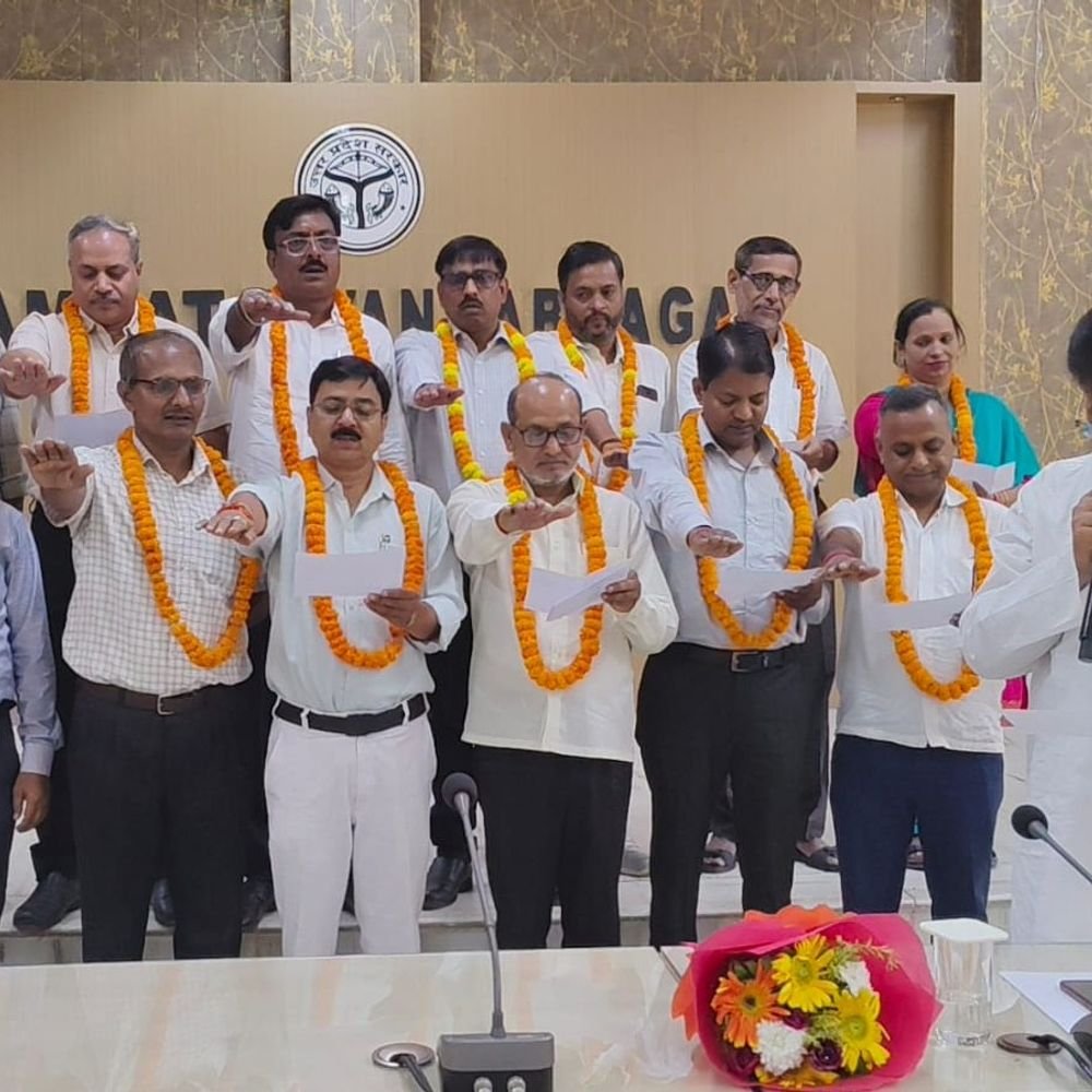 कौशांबी कलेक्ट्रेट कर्मचारी संघ की नई कार्यकारिणी ने ली शपथ:प्रांतीय महामंत्री महेंद्र पाण्डेय ने दिलाई पद और कर्तव्यों की शपथ