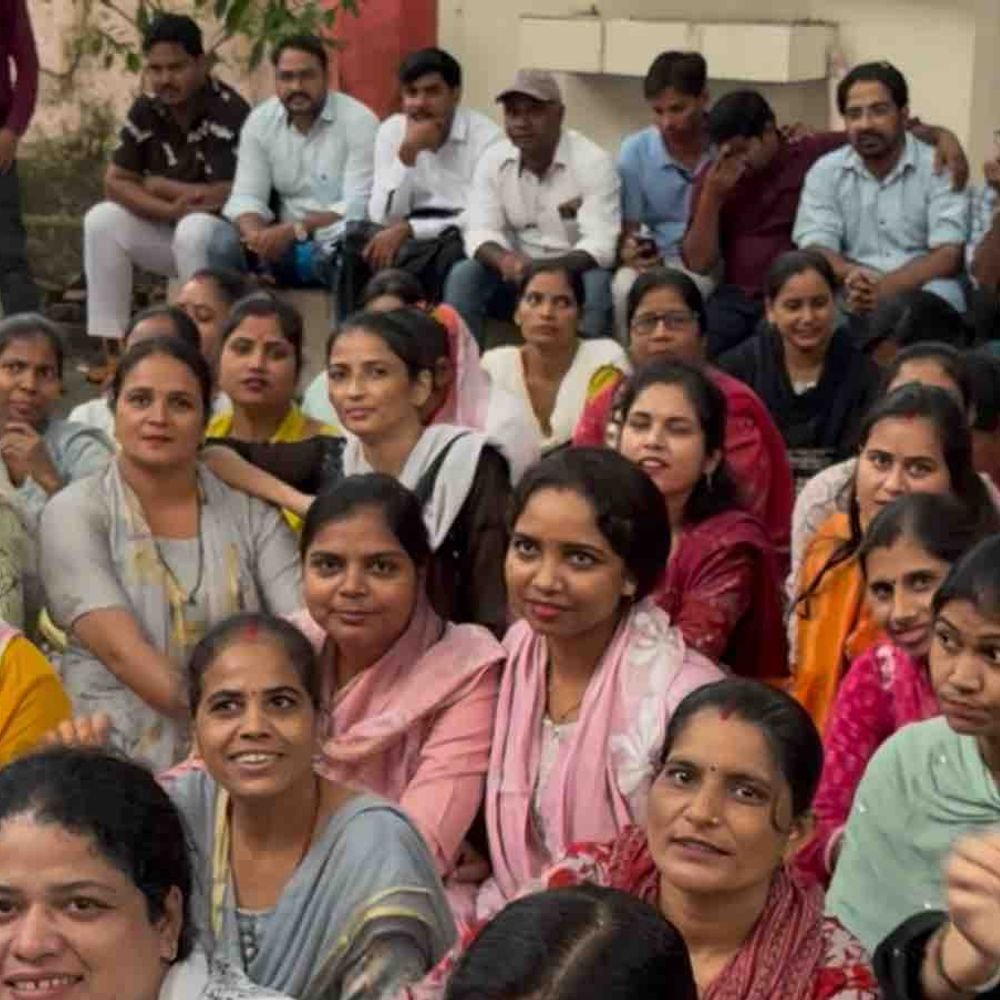 रामपुर में NHM कर्मचारी दूसरे दिन भी धरने पर:समान वेतन की मांग,12 अक्टूबर को लखनऊ में प्रदेशभर के प्रदर्शन में शामिल
