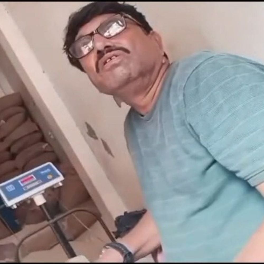 उन्नाव में कोटेदार पर राशन कटौती का आरोप, VIDEO:बोला- शिकायत में डीएम से सीएम तक कोई नहीं बचा, डीएसओ ने जांच के आदेश दिए