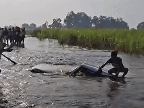लखनऊ में बाढ़, 10 हजार लोगों का पलायन:गलियों में नाव चल रही, लखीमपुर में नदी में डूबी बच्चों से भरी बोलेरो