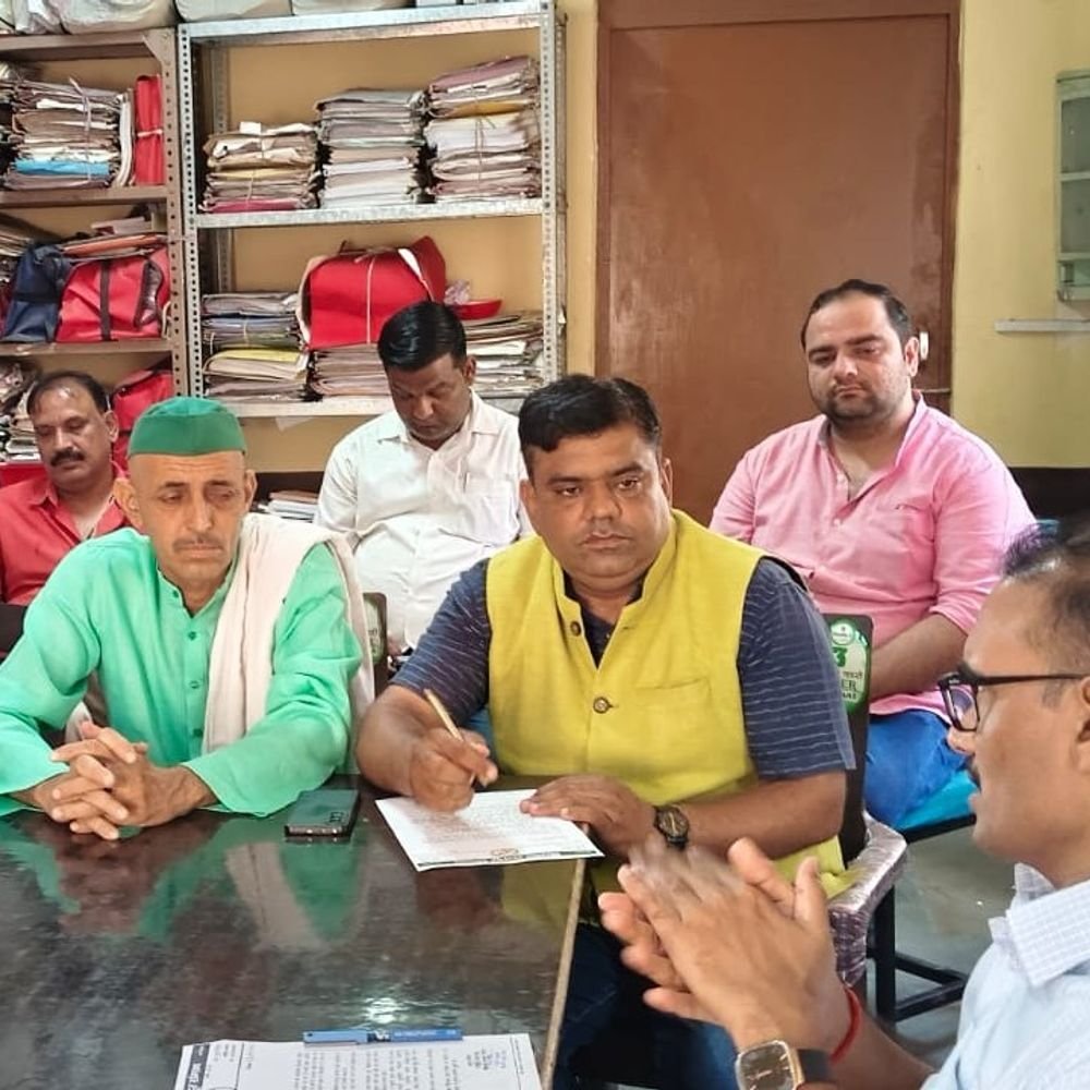 विद्यालयों में प्रबंध समितियों का अस्तित्व खत्म करने का आरोप:बागपत में किसान मजदूर संगठन ने डीआईओएस को सौंपा मांग पत्र
