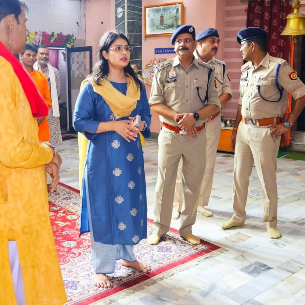 नवरात्र-दशहरा पर हापुड़ में अलर्ट, डीएम-एसपी ने निकाला फ्लैग मार्च:पंडालों की सुरक्षा पर जोर, सीसीटीवी और रूट डायवर्जन के निर्देश