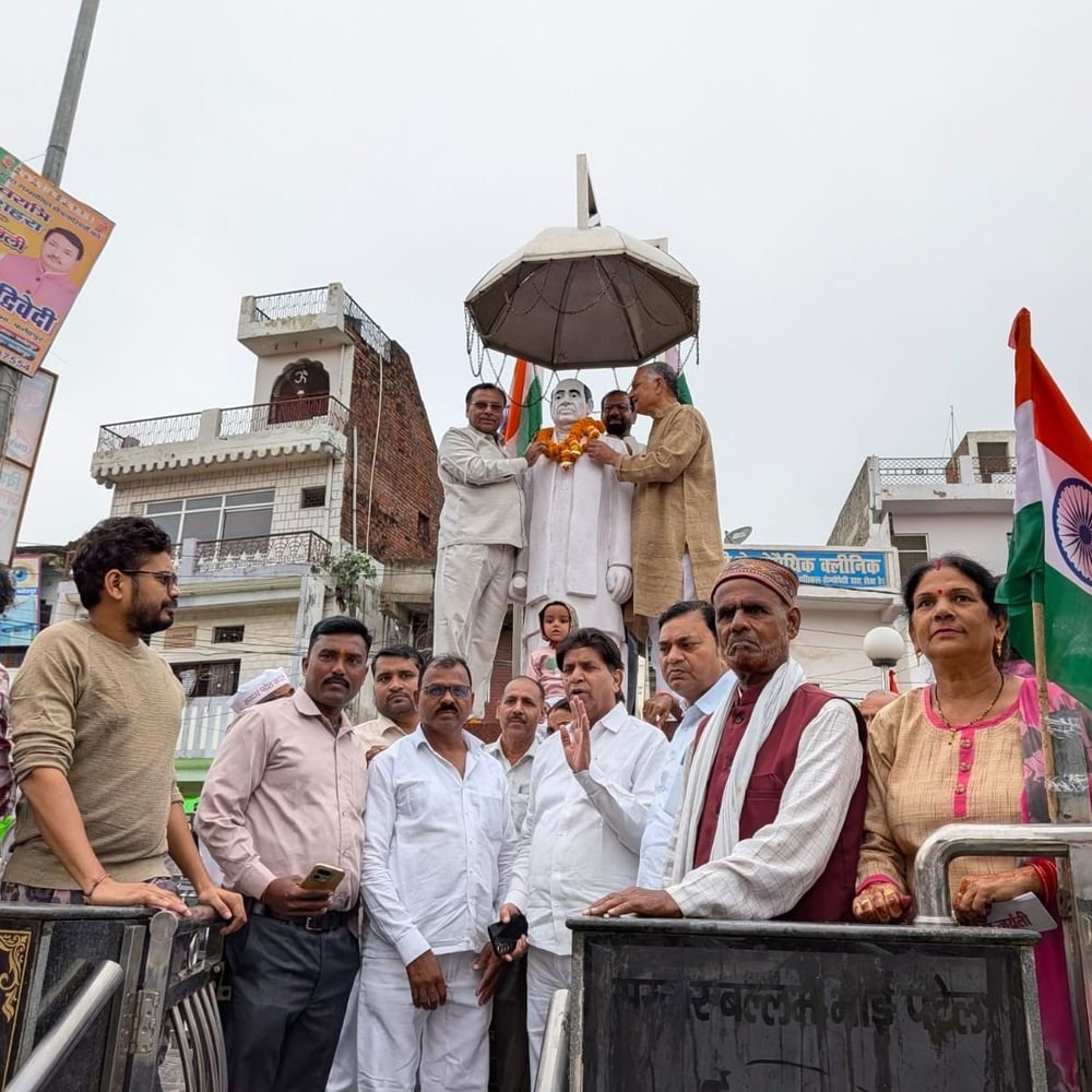 फतेहपुर में सरदार पटेल की जयंती मनाई:151वीं जयंती पर लौह पुरुष की प्रतिमा पर माल्यार्पण कर दी श्रद्धांजलि