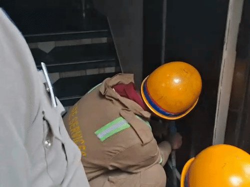 कानपुर में ब्रश के कारखाने में शॉर्ट-सर्किट से लगी आग:पहली मंजिल तक पहुंचा धुंआ, फायर ब्रिगेड ने परिवार को सुरक्षित निकाला