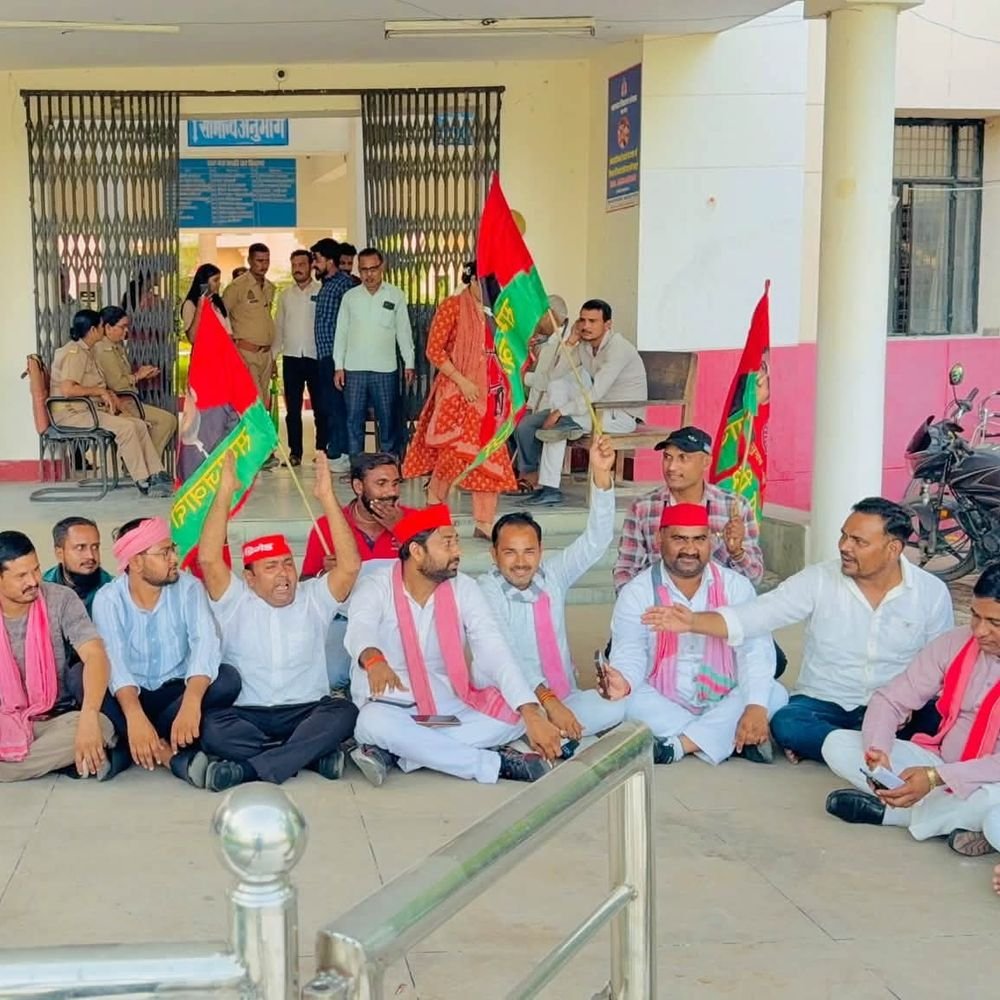 अखिलेश गिरफ्तारी के विरोध में सपा का प्रदर्शन:माती में जुटे सपाई, रिहाई तक आंदोलन जारी रखने का ऐलान