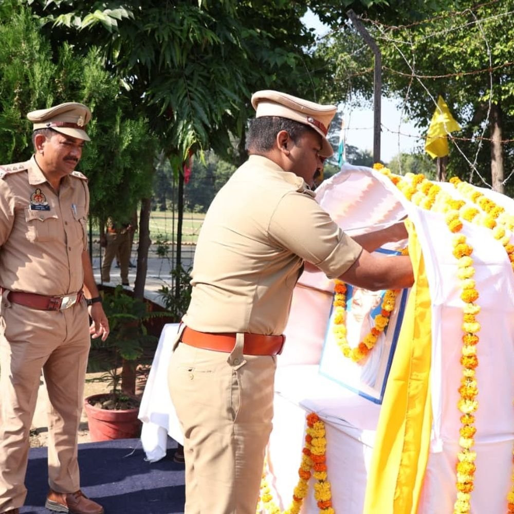 गांधी-शास्त्री जयंती पर पुलिस लाइन में राष्ट्रभक्ति का मंत्र गूंजा:एसपी ने दिलाई कर्तव्यनिष्ठा की शपथ, 14 पुलिसकर्मी उत्कृष्ट सेवा पदक से हुए सम्मानित