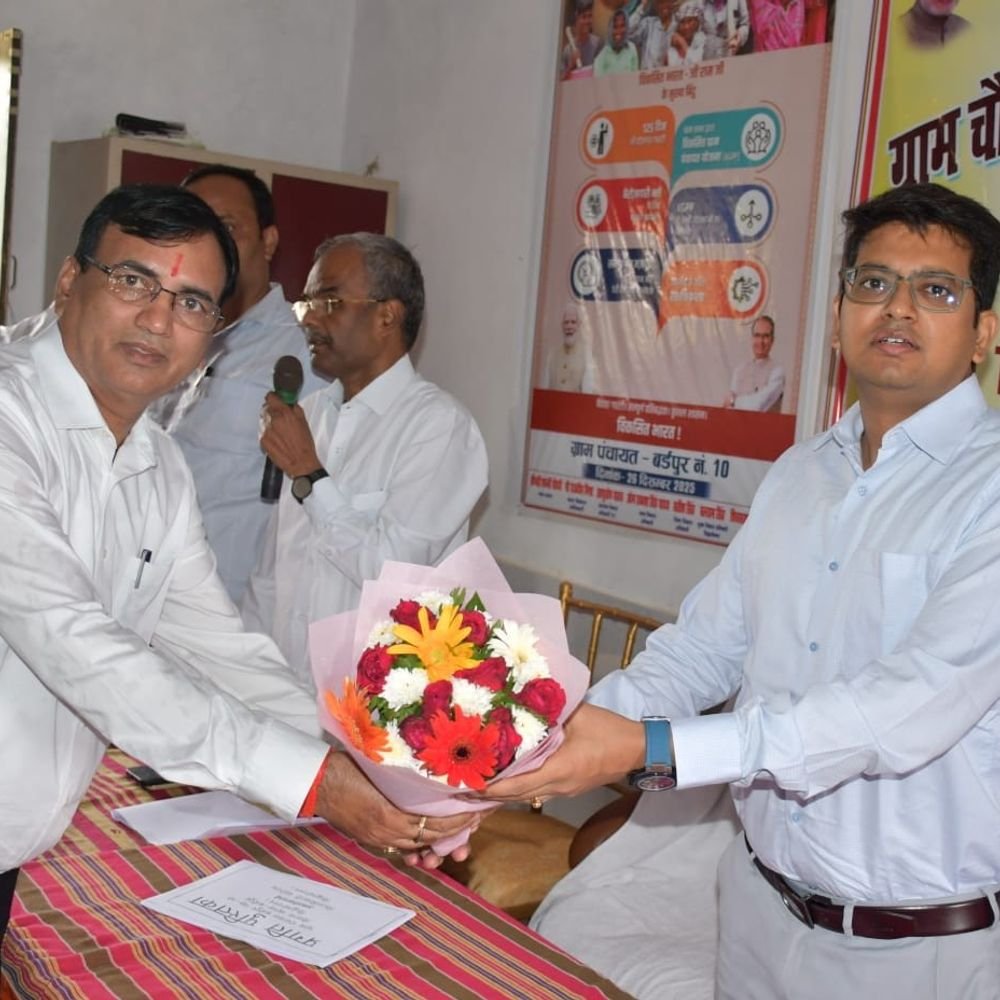 सिद्धार्थनगर के बर्डपुर नंबर-10 में ग्रामीणों की समस्याएं सुनी गईं:चौपाल में डीएम ने योजनाओं का लाभ पात्रों तक पहुंचाने के निर्देश दिए