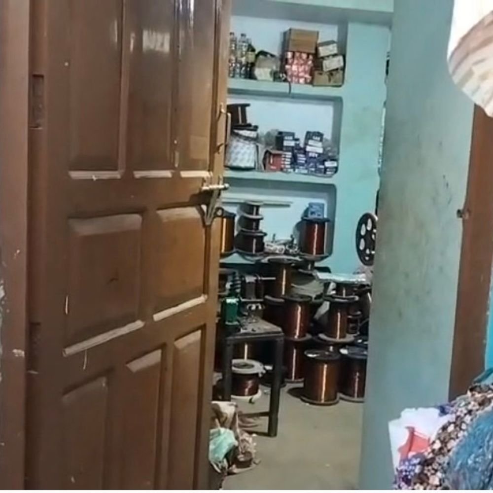 कानपुर देहात में 3 दिन से बंद मकान में चोरी:छुट्टी में ससुराल गया था परिवार, चोरों ने जेवरात चुराकर CCTV भी तोड़ा