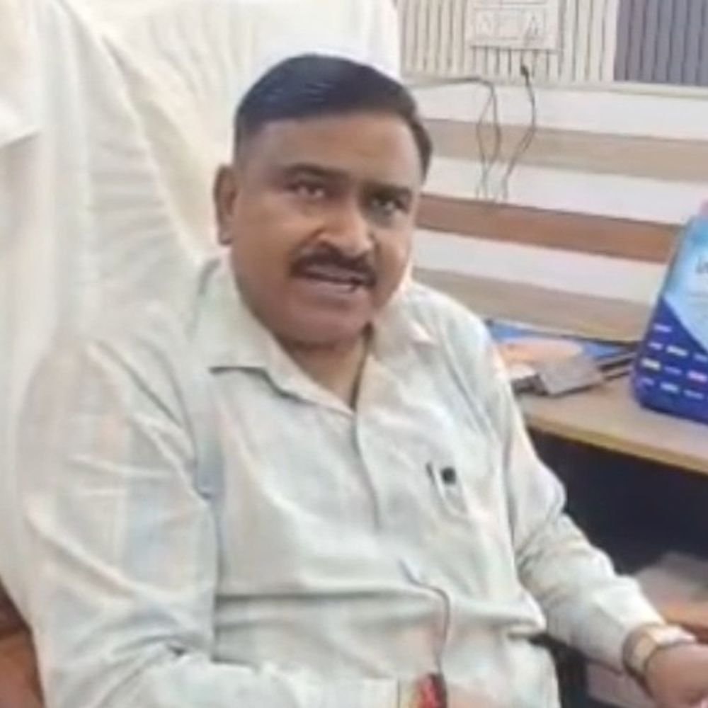 रिश्वत मांगने का वीडियो वायरल, खंड विकास अधिकारी पर FIR:सीओ पटियाली को सौंपी जांच, कर्मचारी से पैसे मांगते दिखे अधिकारी