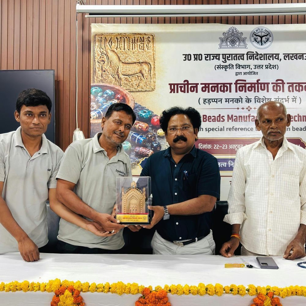लखनऊ में हड़प्पाकालीन मनका निर्माण तकनीकें सिखाई गईं:कैसरबाग में दो दिन की कार्यशाला में 150 छात्रों ने सीखा ग्राइंडिंग और पॉलिशिंग