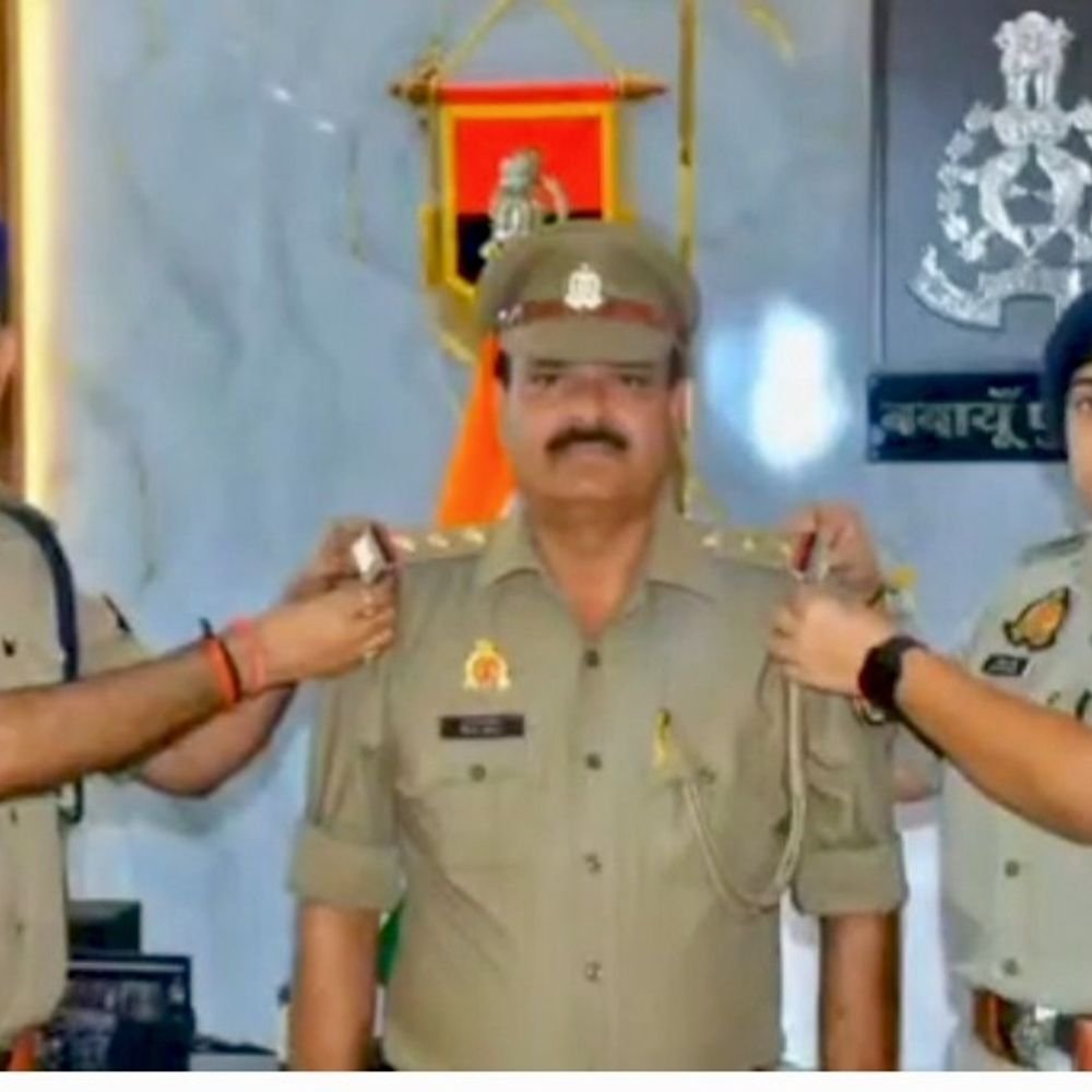 मुजरिया थानाध्यक्ष नीरज कुमार बने निरीक्षक:एसएसपी और एसपी सिटी ने स्टार लगाकर किया सम्मानित