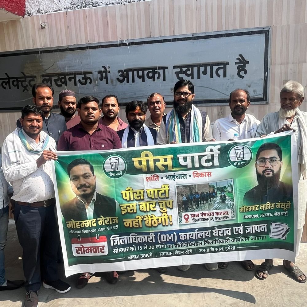 लखनऊ में सड़क निर्माण की मांग:कहला में बदहाल सड़क से हादसे, ग्रामीणों ने डीएम को सौंपा ज्ञापन