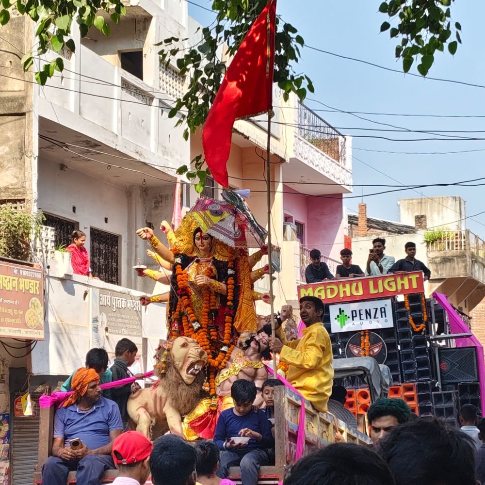 आज अखबार नहीं, कौंशाबी की कल की 5 बड़ी खबरें:कंटेनर ने महिला को कुचला, डिवाइडर से टकराकर पलटा ऑटो, कई लोग घायल
