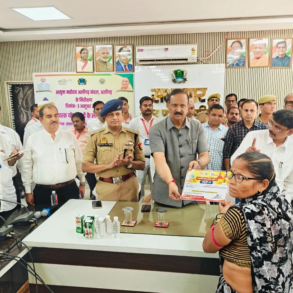 अलीगढ़ मंडलायुक्त ने किया हाथरस का दौरा:अस्पताल में मरीजों से बात की, समाधान दिवस में सुनी जनसमस्याएं; नगर पालिका भी पहुंचे कमिश्नर