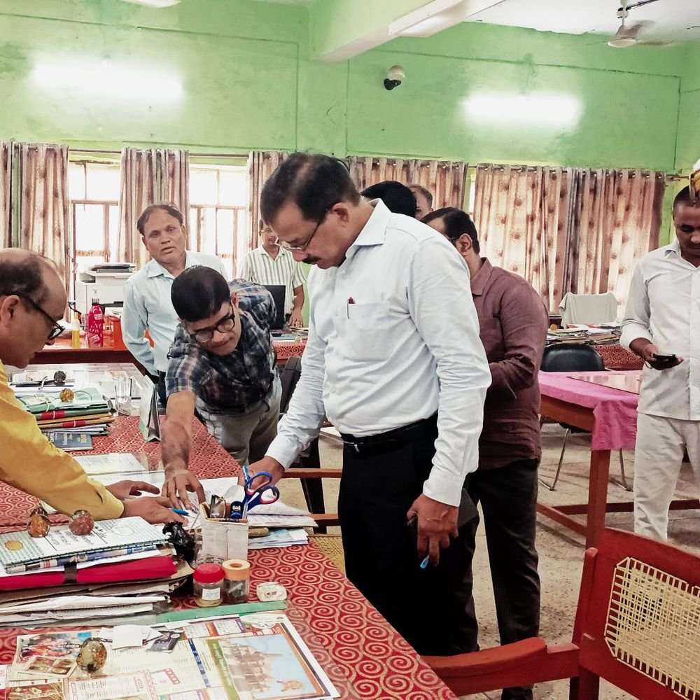 बहराइच डीएम के निरीक्षण में 3 अधिकारी समेत 5 गैरहाजिर:एक दिन का वेतन काटने और CDO से स्पष्टीकरण लेने के निर्देश