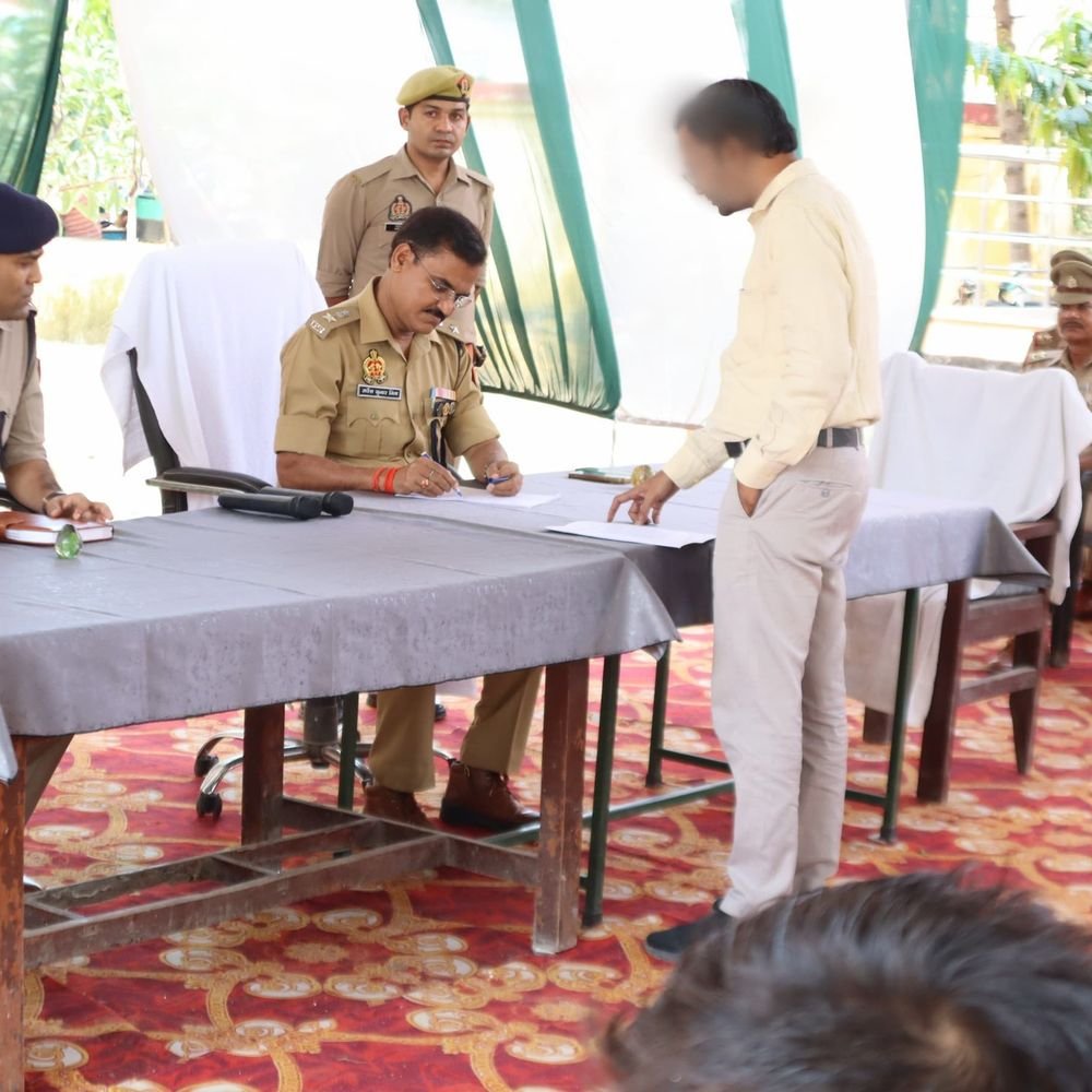 मऊ में थाना समाधान दिवस पर एसपी ने सुनीं शिकायतें:62 में से 2 शिकायतों का मौके पर हुआ निपटारा, एसपी ने दिए निर्देश