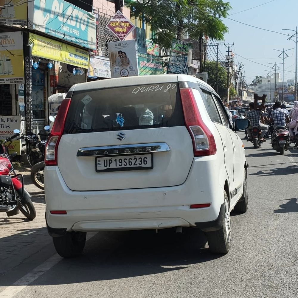 शामली में त्योहारों पर पार्किंग की समस्या बढ़ी:लोग सड़कों पर वाहन खड़े कर रहे हैं, जाम की स्थिति बनी