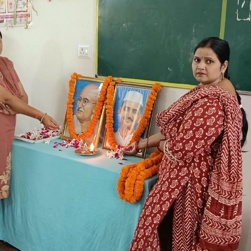 सर्वोदय विद्यालय में गांधी-शास्त्री जयंती:विद्यार्थियों ने सत्य-अहिंसा और सादगी के आदर्श अपनाने का लिया संकल्प