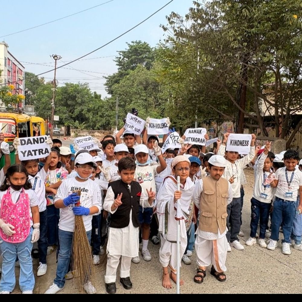 'द पिलर्स' में मनी गांधी-शास्त्री जयंती:छात्रों ने नौका विहार पर दिया स्वच्छता का संदेश, सफाईकर्मियों को बांटे डस्टबिन