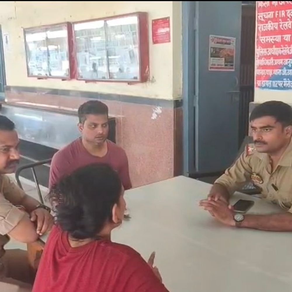 पटरी पर लेटे युवक ने की आत्महत्या की कोशिश:सुल्तानपुर में पत्नी पर बच्चों को लेकर भागने और प्रताड़ित करने का लगाया आरोप