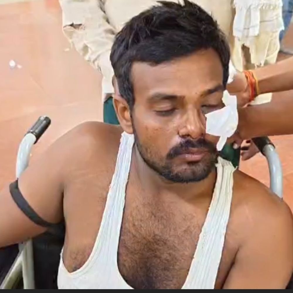 हार्वेस्टर मालिक ने दो लोगों को लाठी-डंडों से पीटा:जालौन में धान काटने के विवाद में पीटकर घायल किया, केस दर्ज