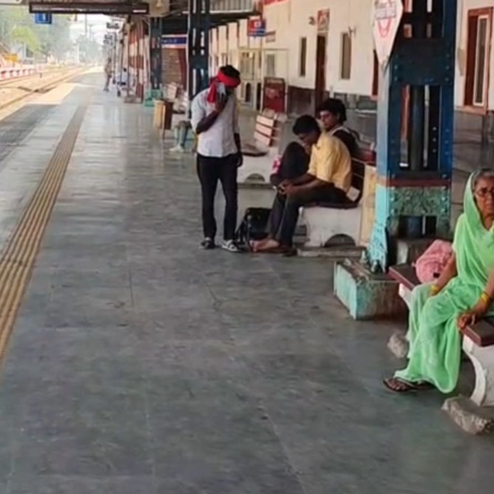 हाथरस में कई ट्रेनों का संचालन रहा बंद:दिल्ली जाने वाले यात्री परेशान हुए, घंटों इंतजार के बाद दूसरे वाहनों से गए