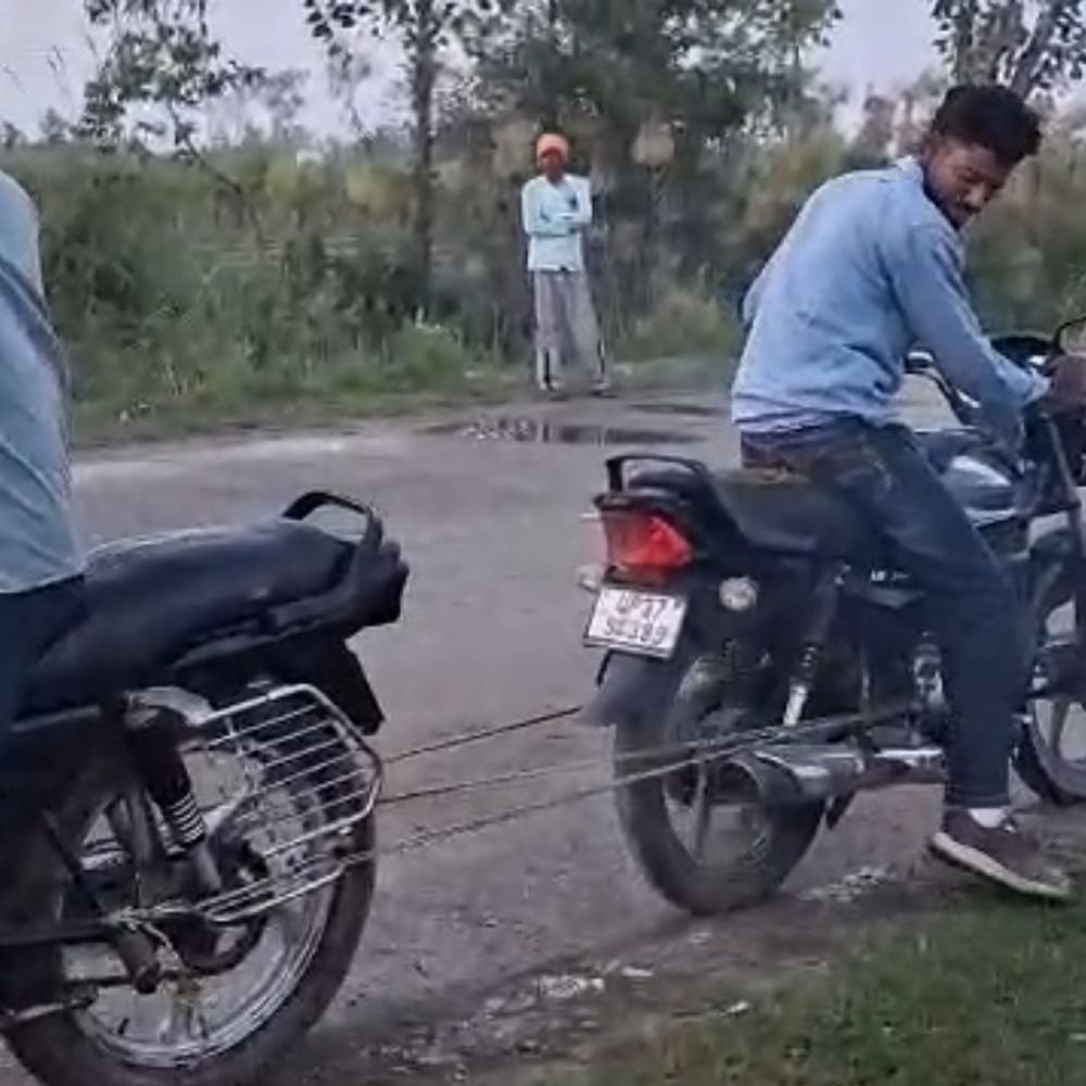 दो बाइकों को रस्सी से बांधकर स्टंट, वीडियो आया सामने:दो युवक अलग-अलग दिशाओं में चलाने की कर रहे कोशिश