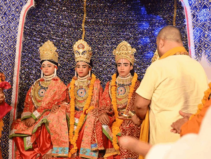 पुष्प वाटिका में एक-दूसरे को देखते रह गए श्रीराम-सीता:श्रीराम की इस स्थति को देख लखन ने उनको टोका,सखियो ने पूछा तो सीता मुस्कुराई