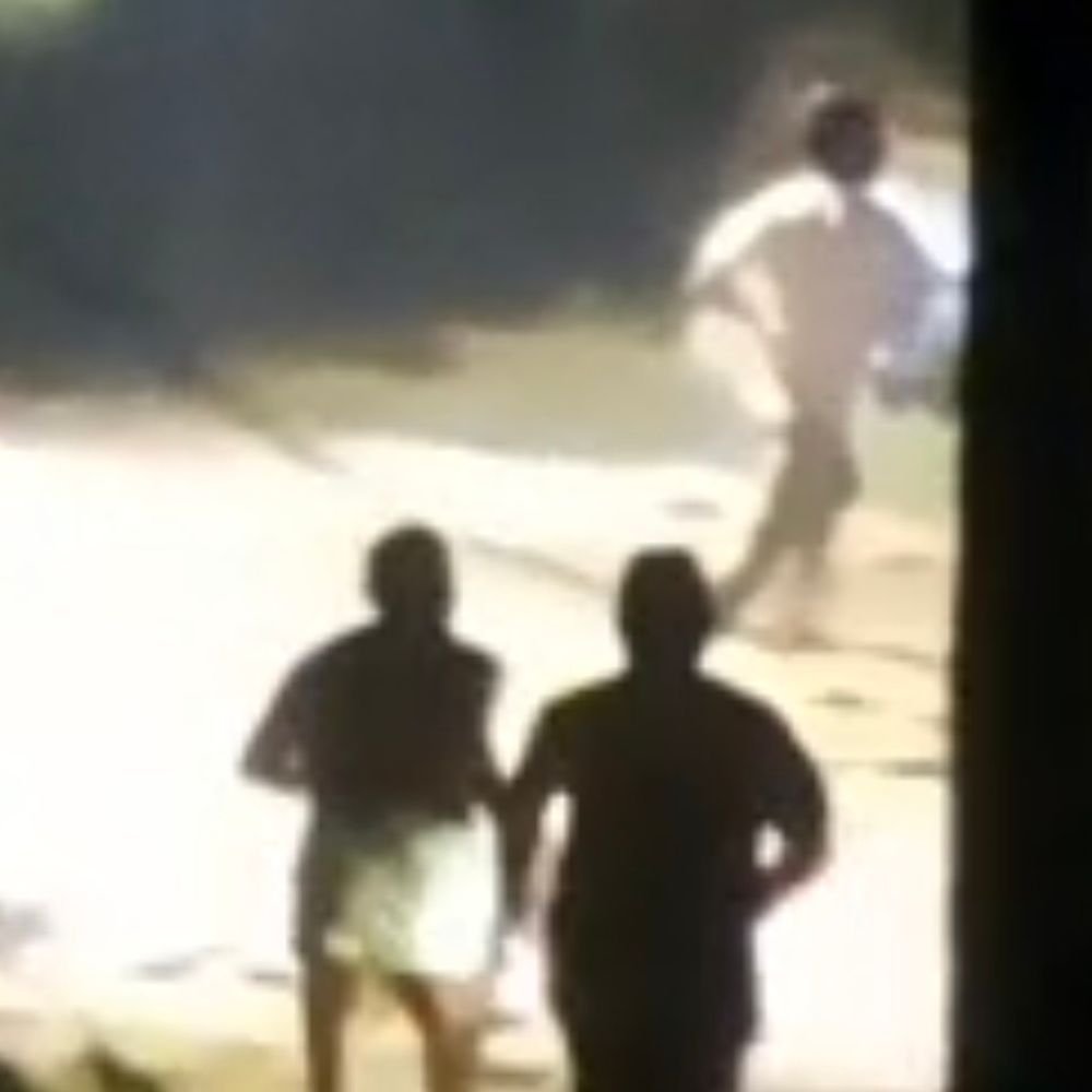 हरदोई में घर पर पथराव के बाद फायरिंग, VIDEO:4 लोगों पर गाली-गलौज और मारपीट का लगाया गया आरोप