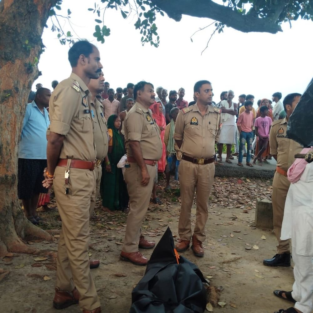 महराजगंज में युवक की मौत:पत्नी और चार बच्चों का रो-रोकर बुरा हाल, जांच में जुटी पुलिस