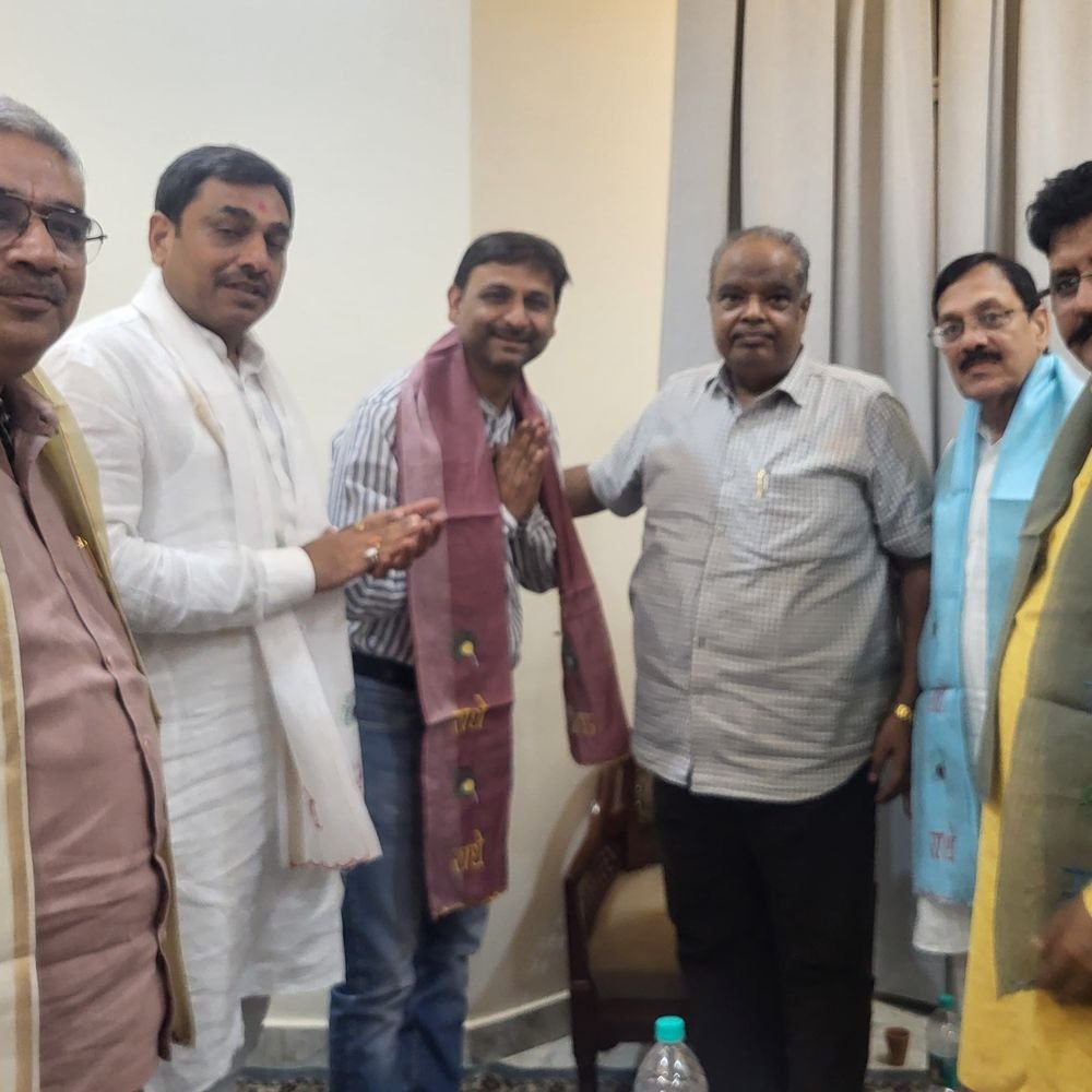 झांसी के राहुल कनकने ने छोड़ा चुनावी मैदान:भाजपा के अशोक राठौर को MLC चुनाव में दिया समर्थन, पार्टी के नेताओं ने किया सम्मानित