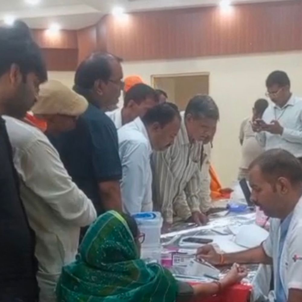 बलिया में व्यापार मंडल ने लगाया नि:शुल्क स्वास्थ्य शिविर:लखनऊ के डॉक्टरों ने मरीजों की जांच कर सलाह दी, बीपी, शुगर, ईसीजी समेत कई जांचें नि:शुल्क हुईं
