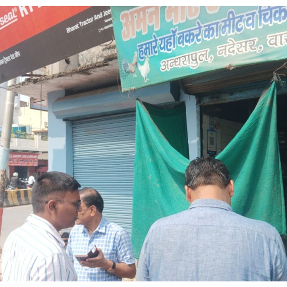 खुले में मीट बेचने पर वाराणसी नगर-निगम सख्त, 6000 जुर्माना:अंधरापुल में की बड़ी कार्रवाई, 8 दुकानों को जुर्माने के साथ हिदायत, जारी रहेगा अभियान