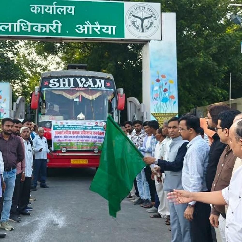 औरैया के किसान पंतनगर के लिए रवाना:अंतर्राज्यीय कृषि प्रशिक्षण के लिए जिलाधिकारी ने दिखाई हरी झंडी