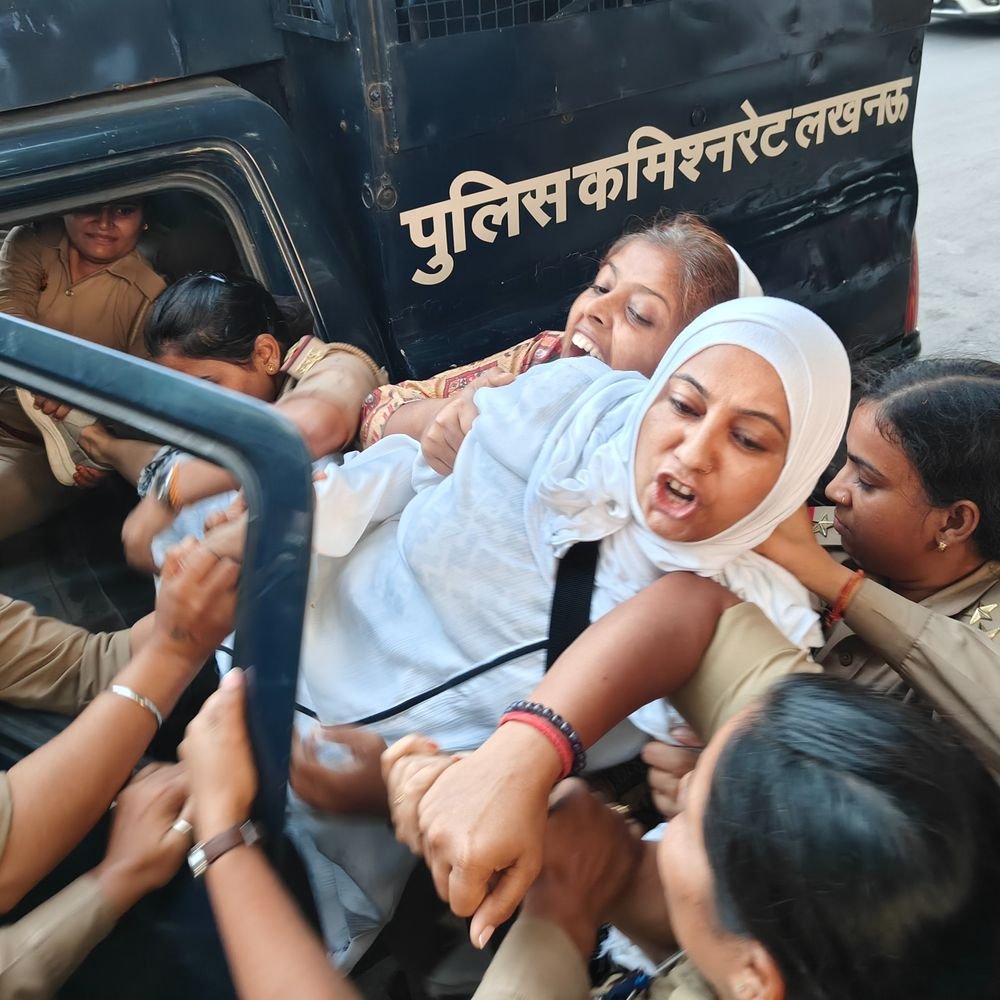लखनऊ में AAP ने ज्ञानेश कुमार कि अर्थी निकाली:पुलिस ने अर्थी छीना, जिला अध्यक्ष को घसीटते हुए ले गई , प्रदर्शनकरियों ने CEC का इस्तीफा मांगा
