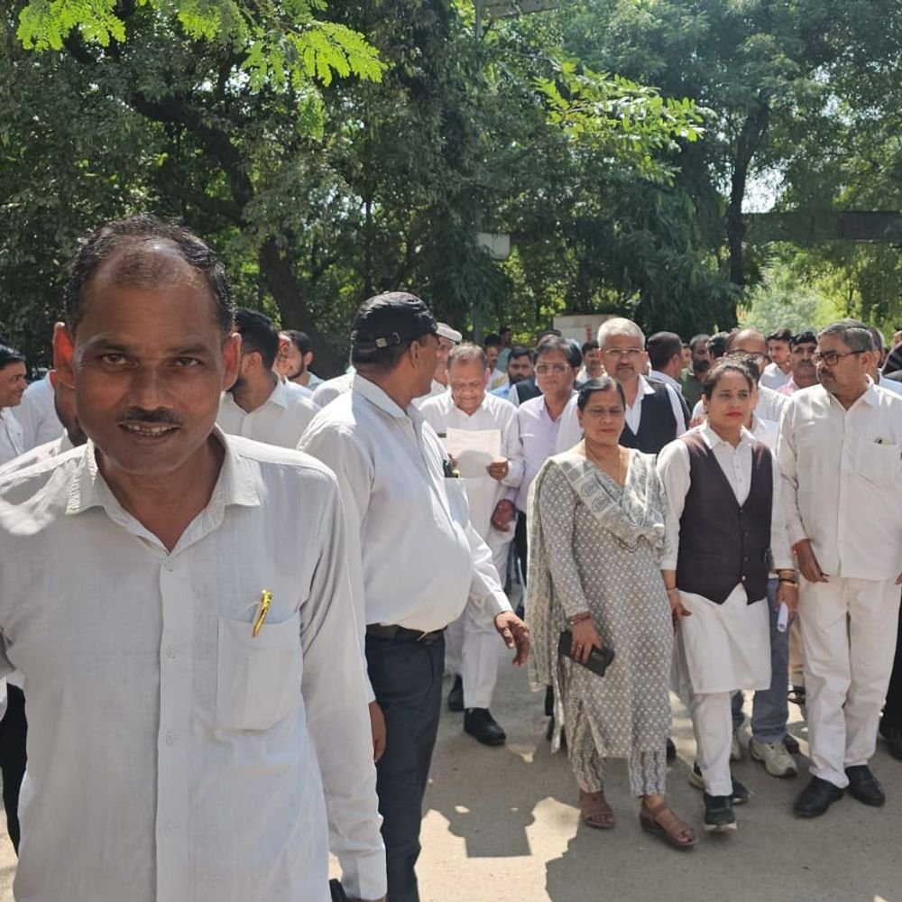 रेप के आरोपी के समर्थन में वकील एसपी दफ्तर पहुंचे:कानपुर देहात में छात्रा के माता-पिता ने भी मुकदमे को बताया गलत, जांच की मांग